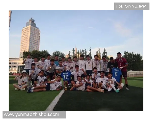 他热爱足球运动的激情与坚持展现了青春活力与团队精神